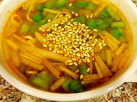 もやしと豆腐のトムヤムスープ